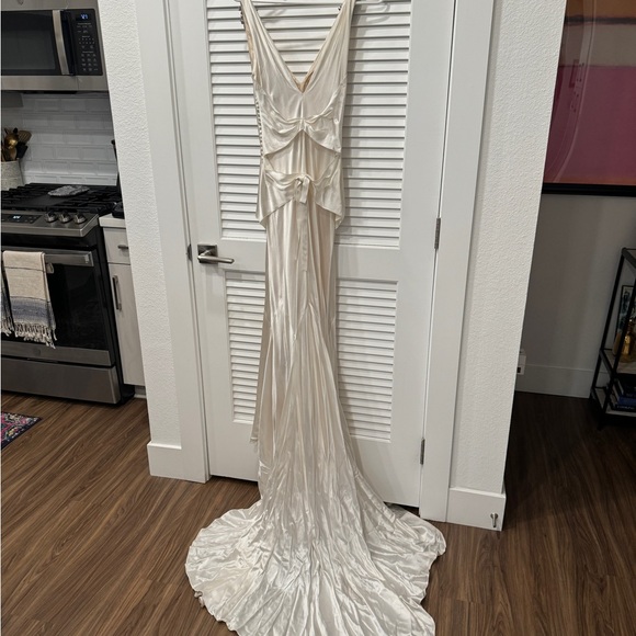 Vera Wang Old Hollywood Glam satin wedding dress - Picture 5 of 16